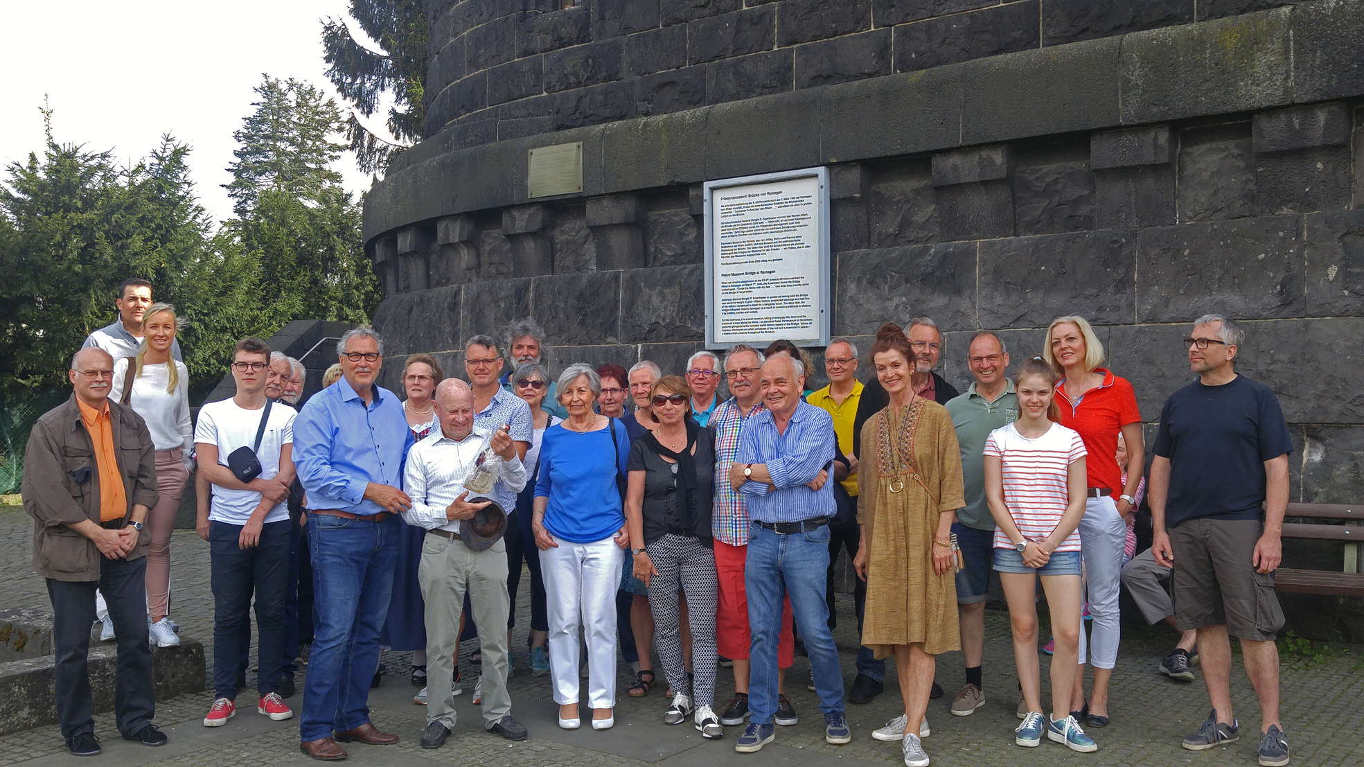 FBL Remagen besucht Friedensmuseum in Remagen: Hans-Peter Kürten führt die Mitglieder und Freunde der Freien Bürgerliste